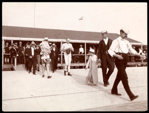 En priskjemper på vei til ringen ved Manhattan Beach, 1895 (sølv gelatintrykk)